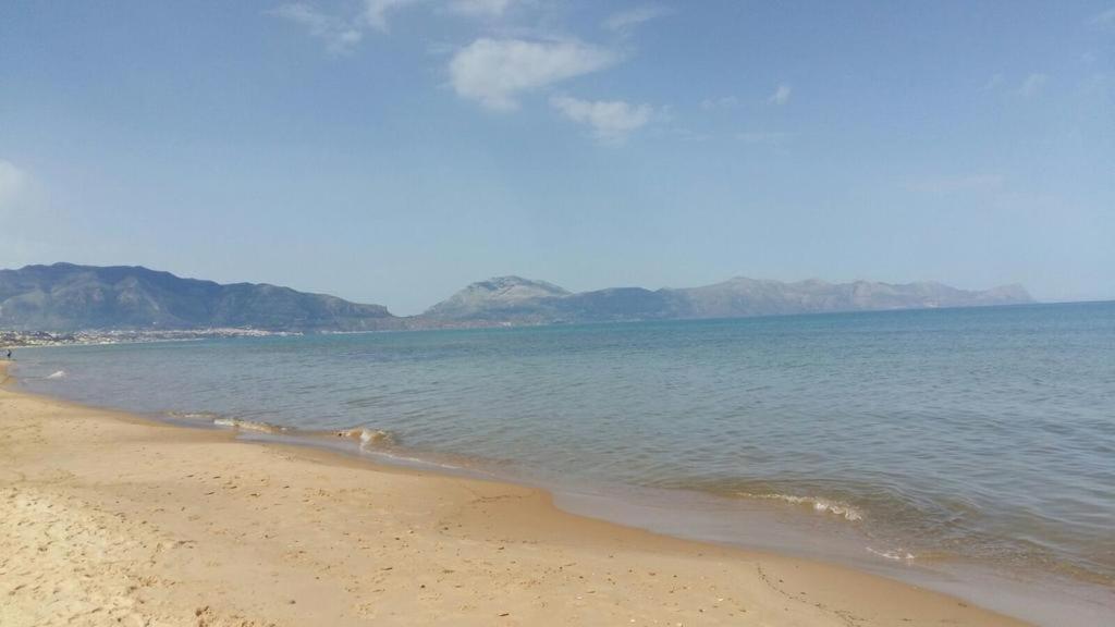 Appartement La Stanza Vicino Al Mare , Una Camera Da Letto E Bagno Con Balcone Vista Mare à Balestrate Extérieur photo